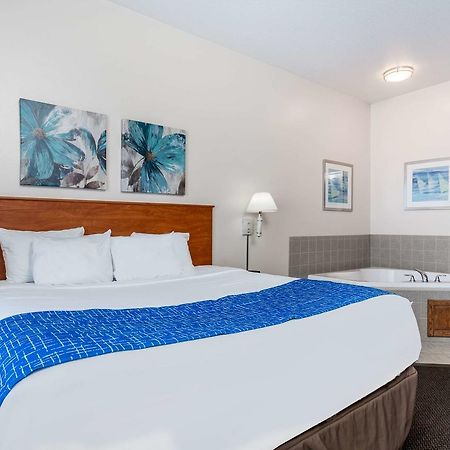 Travelodge & Suites By Wyndham Fargo/Moorhead Exterior photo