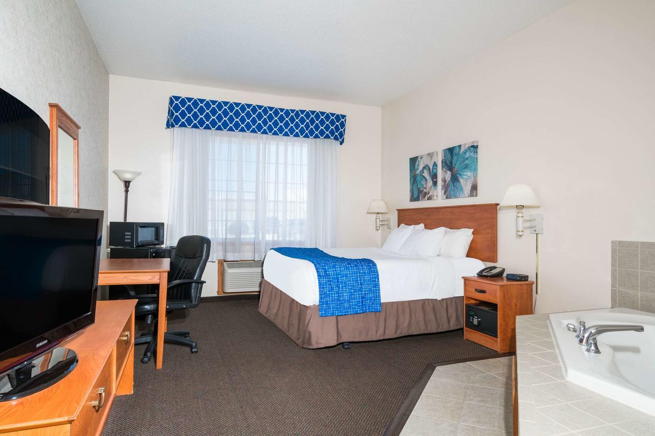 Travelodge & Suites By Wyndham Fargo/Moorhead Exterior photo