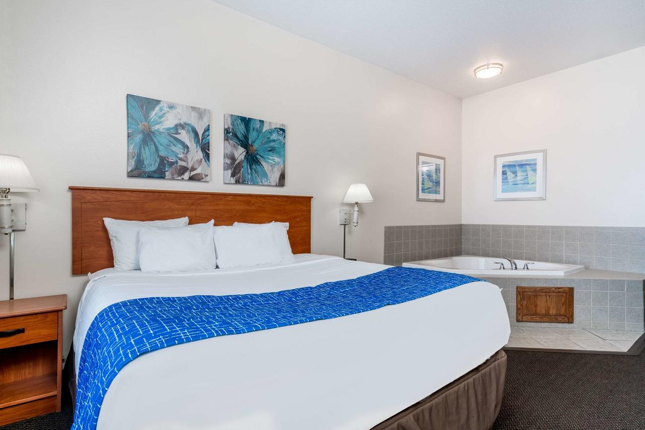 Travelodge & Suites By Wyndham Fargo/Moorhead Exterior photo