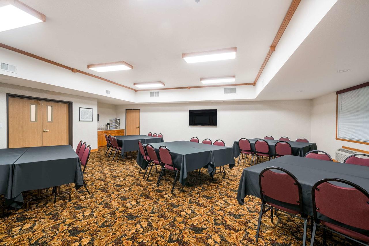 Travelodge & Suites By Wyndham Fargo/Moorhead Exterior photo