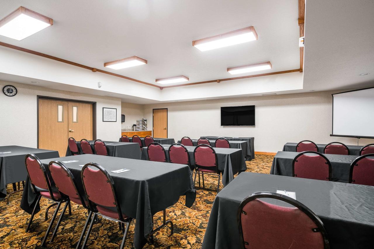 Travelodge & Suites By Wyndham Fargo/Moorhead Exterior photo