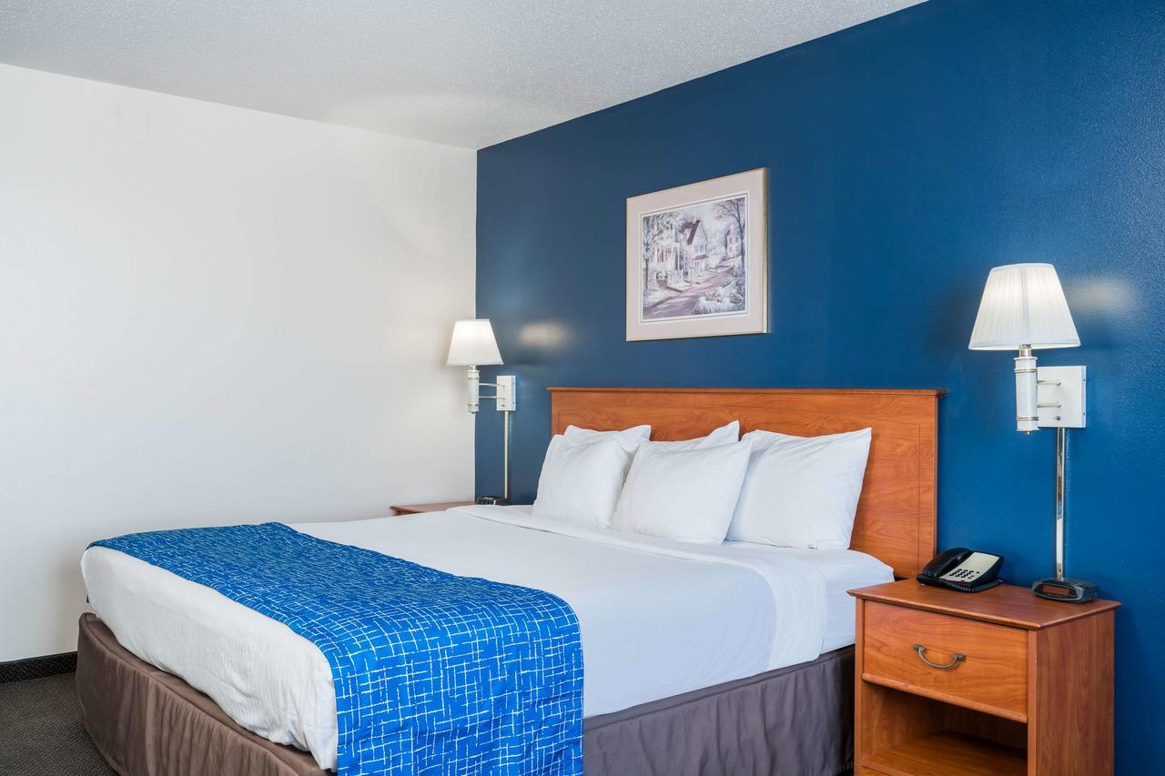 Travelodge & Suites By Wyndham Fargo/Moorhead Exterior photo