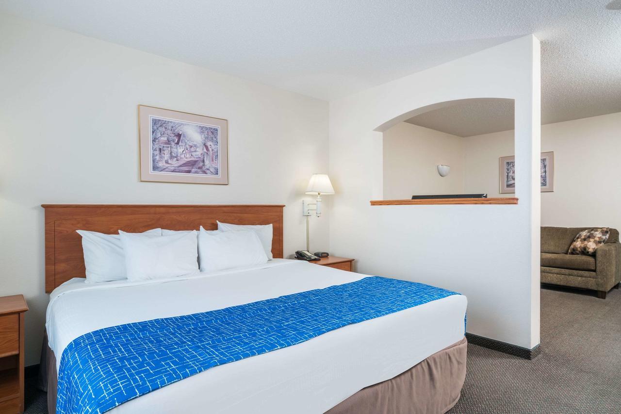 Travelodge & Suites By Wyndham Fargo/Moorhead Exterior photo