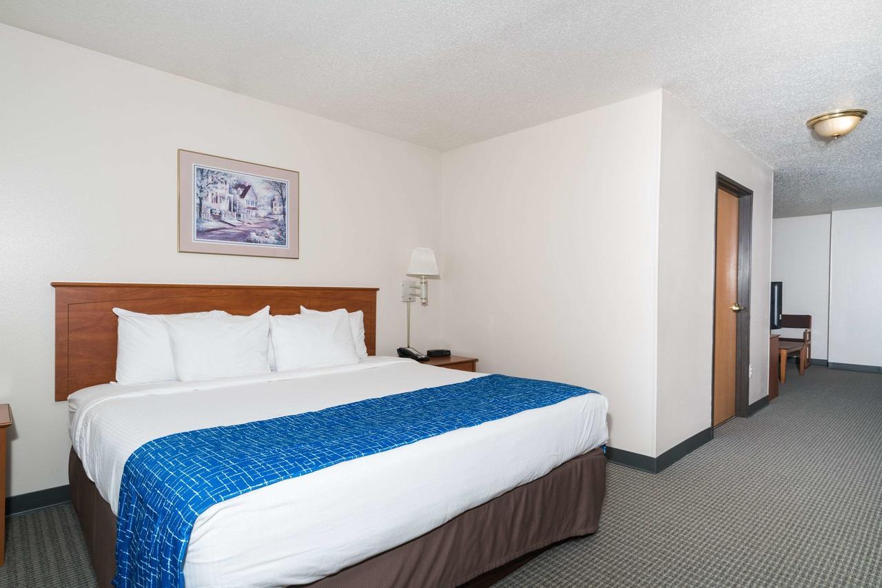Travelodge & Suites By Wyndham Fargo/Moorhead Exterior photo