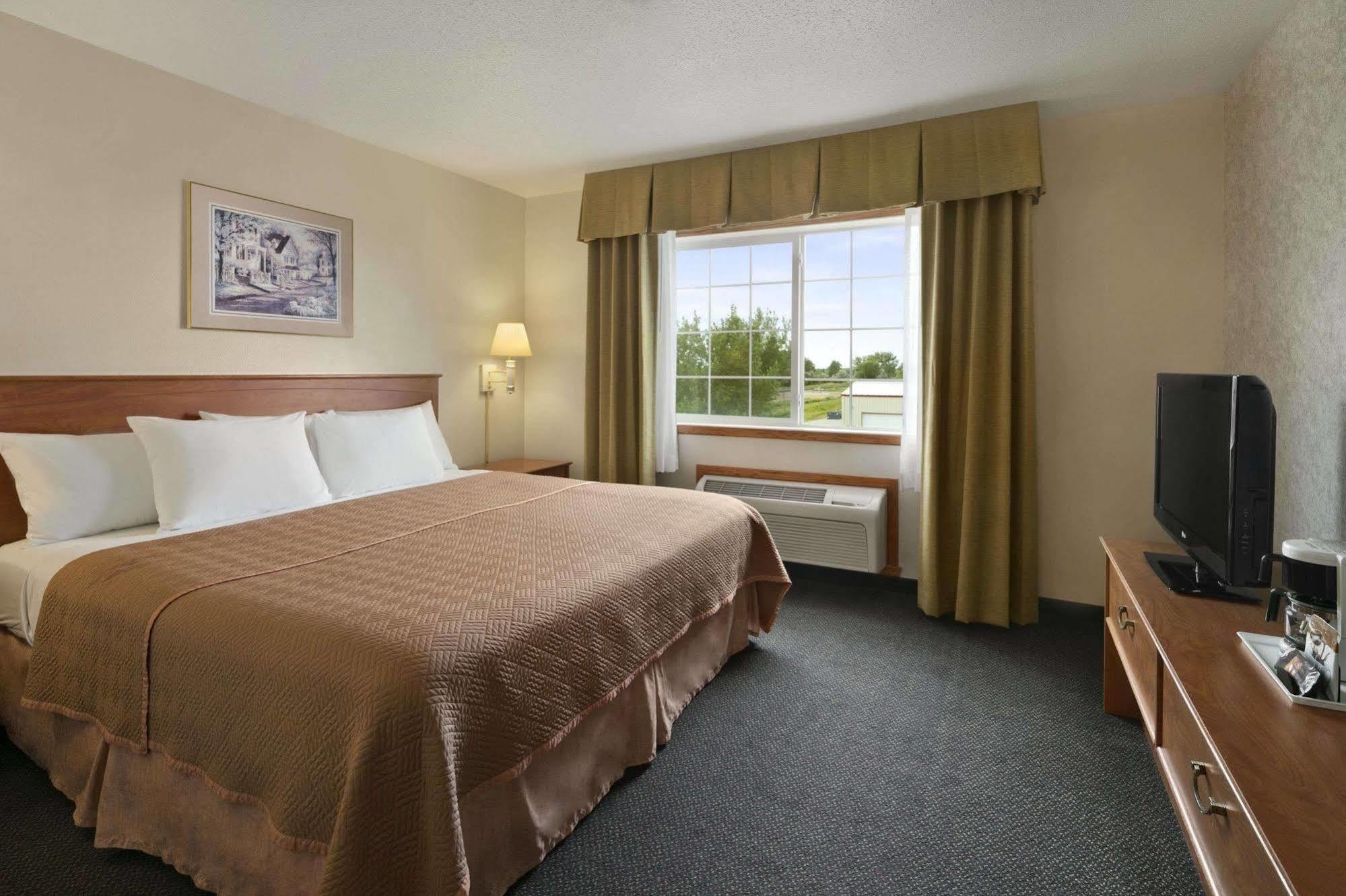 Travelodge & Suites By Wyndham Fargo/Moorhead Exterior photo