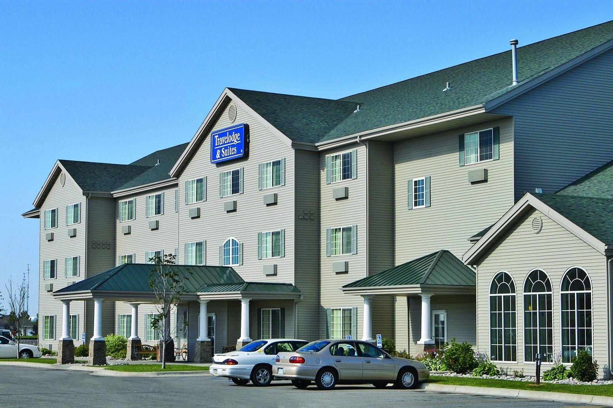 Travelodge & Suites By Wyndham Fargo/Moorhead Exterior photo