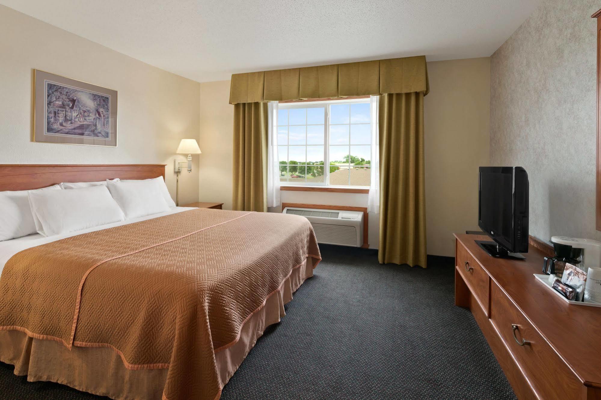 Travelodge & Suites By Wyndham Fargo/Moorhead Exterior photo