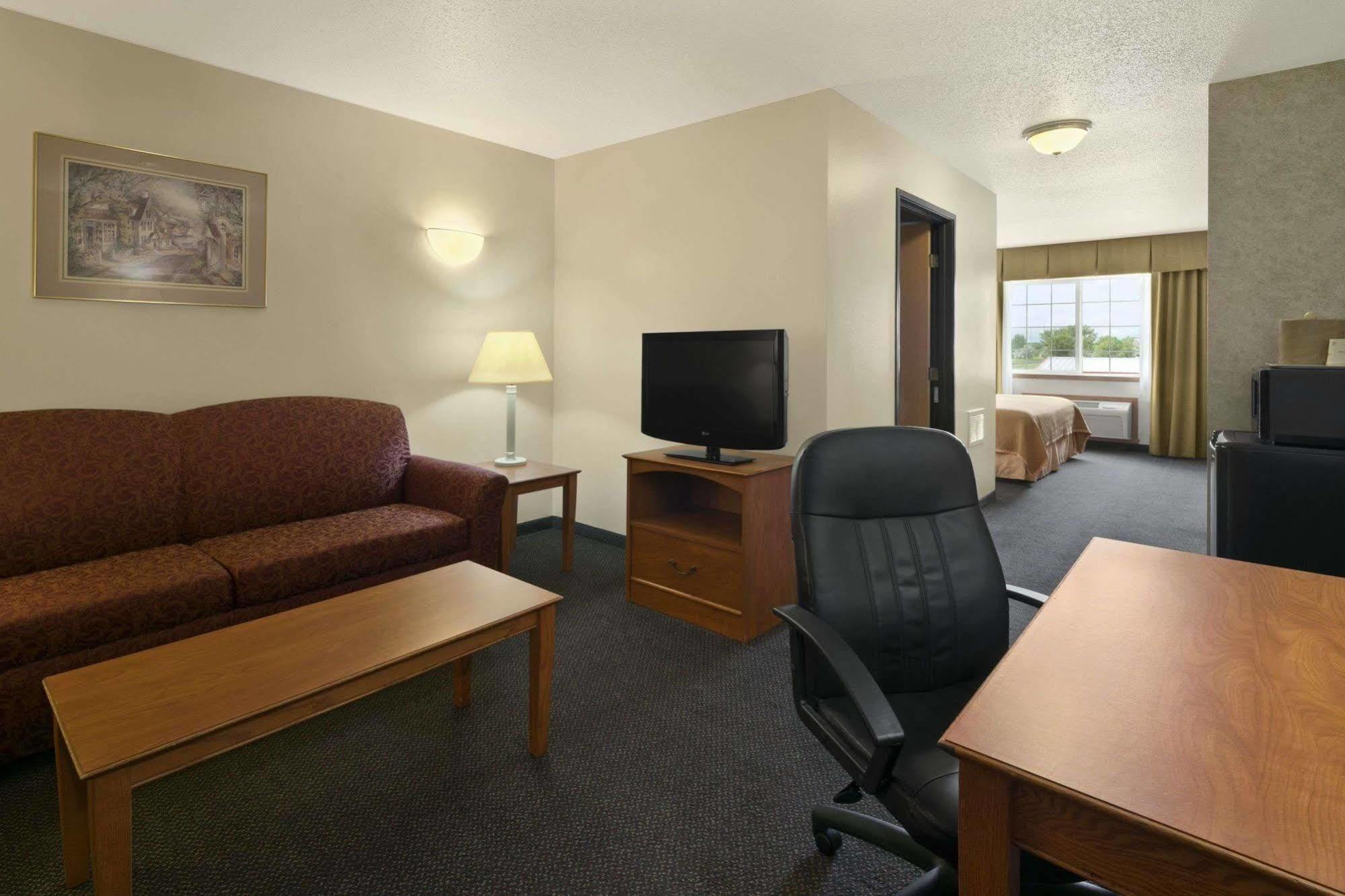 Travelodge & Suites By Wyndham Fargo/Moorhead Exterior photo