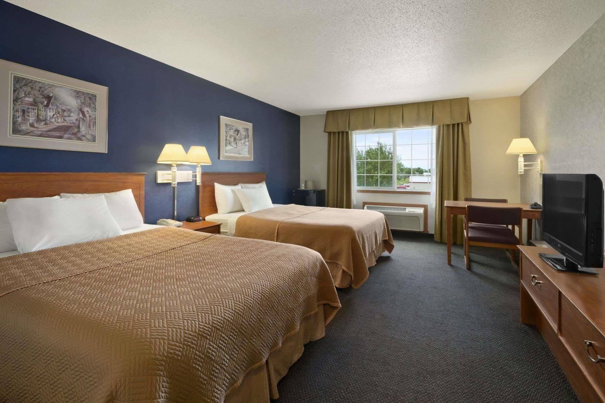 Travelodge & Suites By Wyndham Fargo/Moorhead Exterior photo