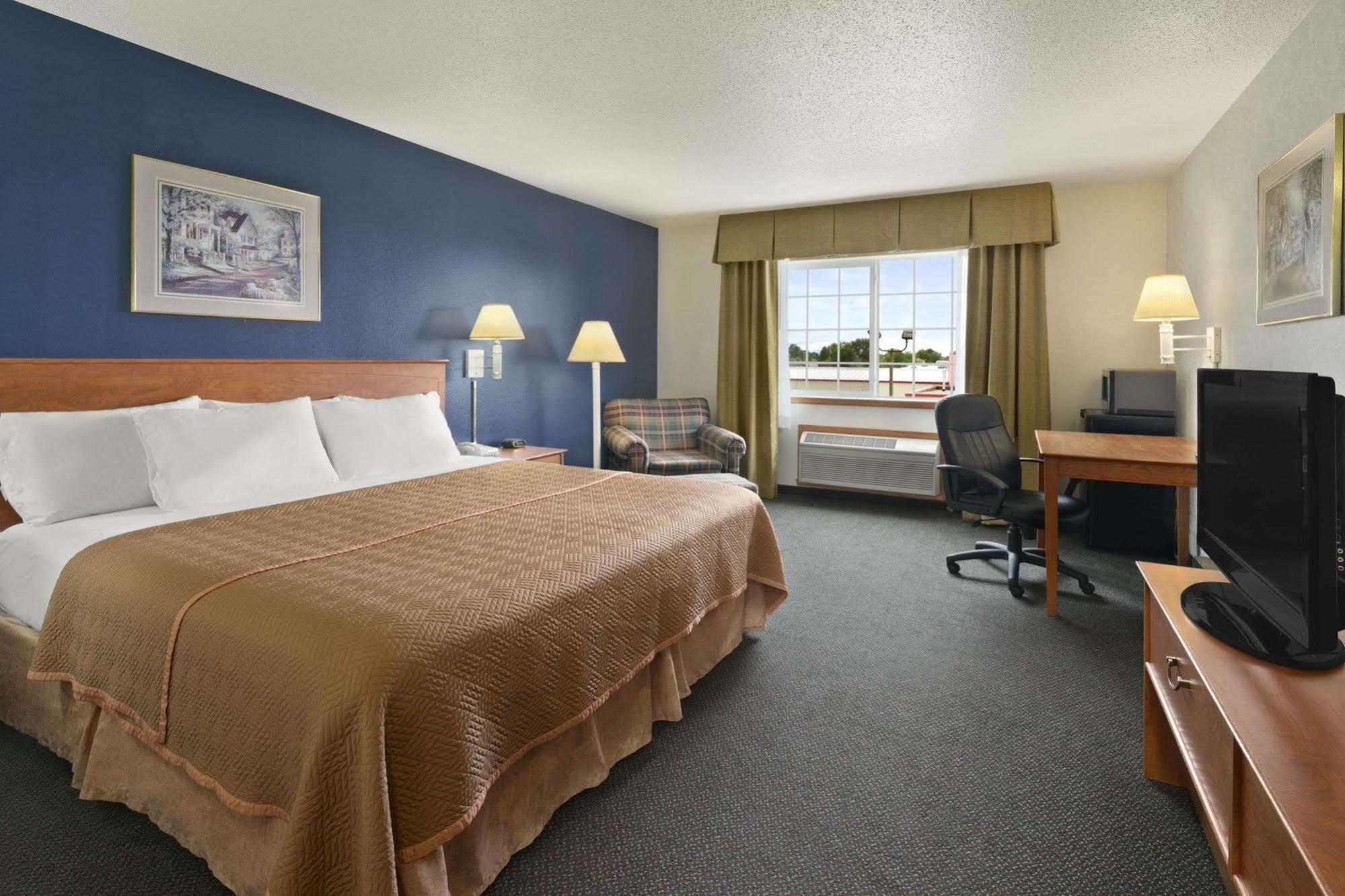 Travelodge & Suites By Wyndham Fargo/Moorhead Exterior photo