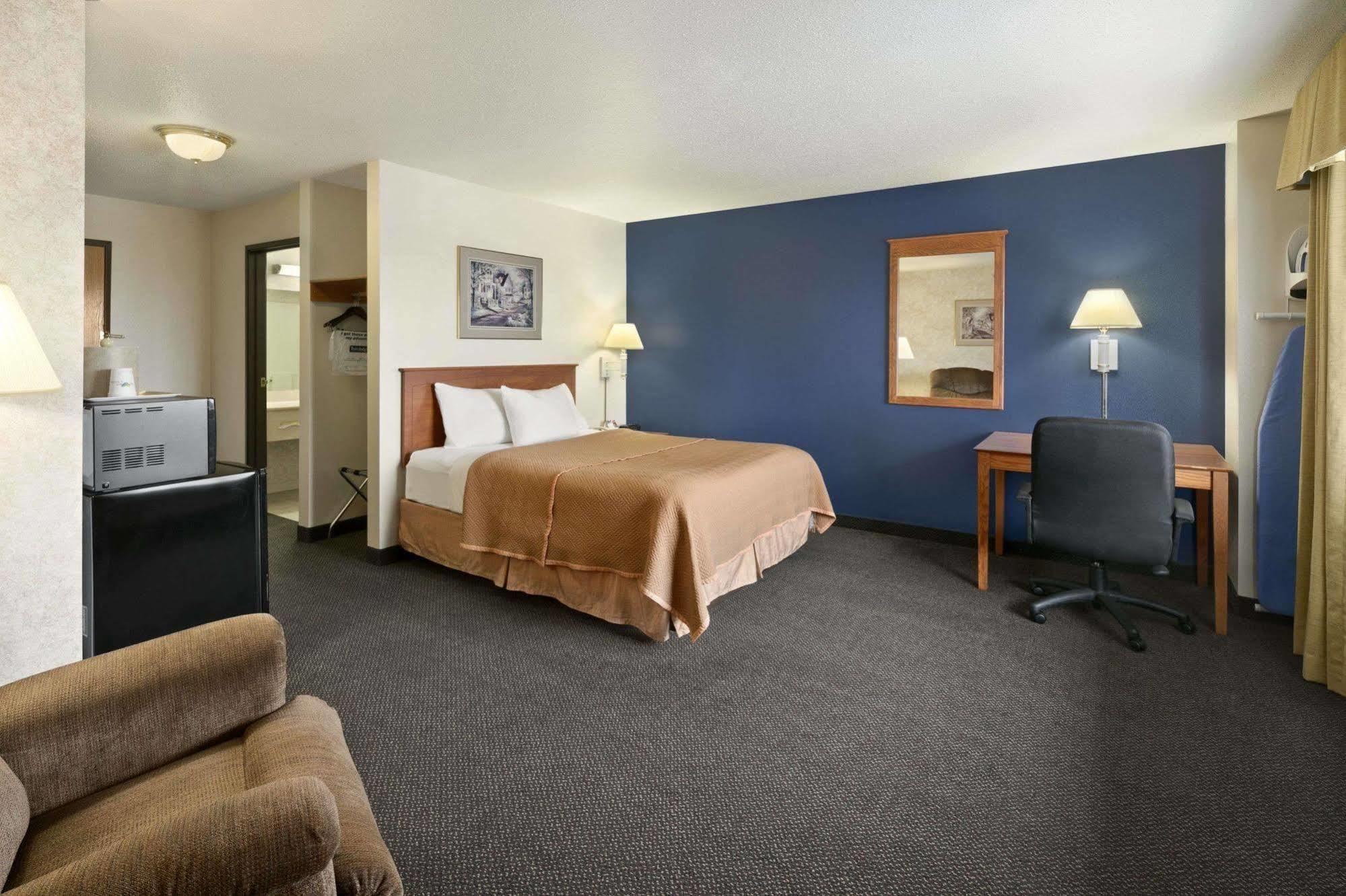 Travelodge & Suites By Wyndham Fargo/Moorhead Exterior photo